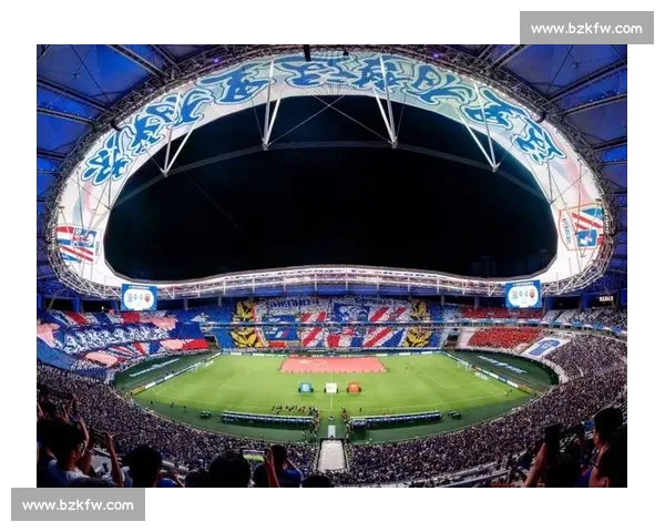 上海德比战前双响炮:神秘嘉宾献唱国歌,八万人球场将现史诗级 TIFO